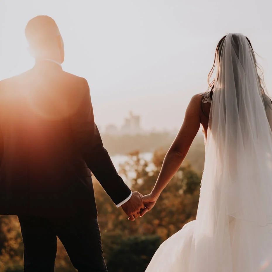 Couple holding hands Image